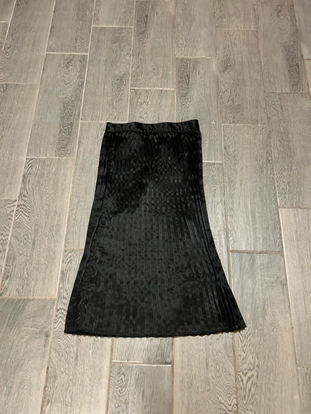 PrettyLittleThing Black pleated  Midi Skirt - US size 6